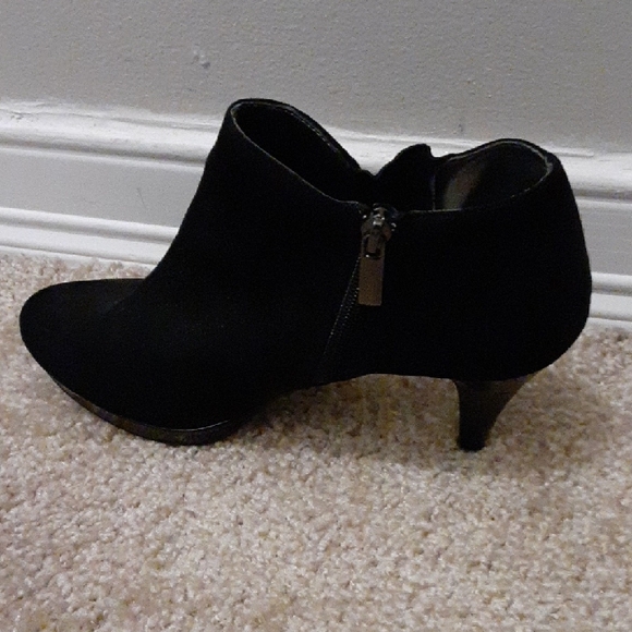 Elegant Black Ankle Boots - Picture 9 of 10